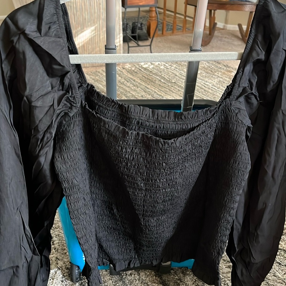 Marked 2X p to p 28-21”. Black long sleeve boho style top